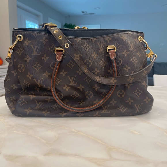 LOUIS VUITTON Pallas MM Monogram Handbag - Picture 3 of 13